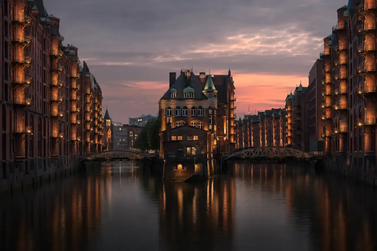 Hamburger Speicherstadt mit Backsteinhäusern und ruhigem Kanal am Abend
