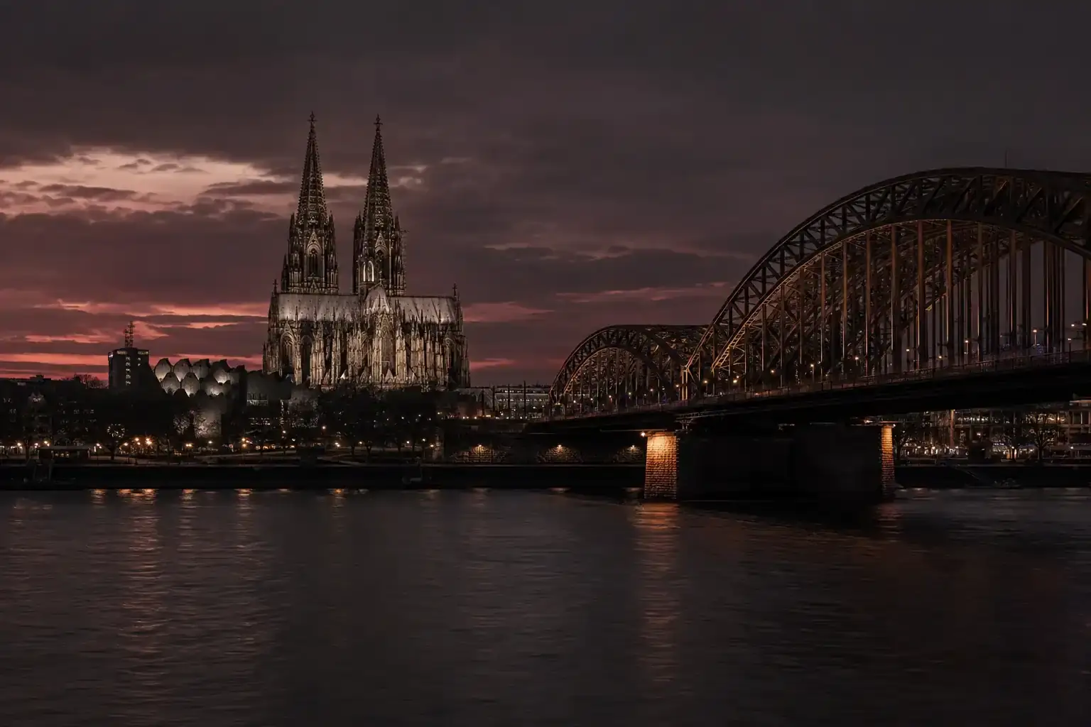 Kölner Dom und Hohenzollernbrücke über dem Rhein in der Abenddämmerung